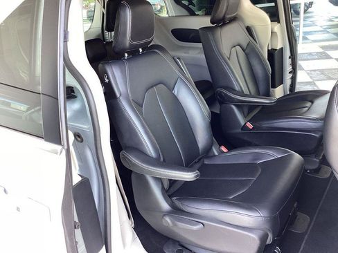Used 2024 Chrysler Pacifica Limited FWD image 20