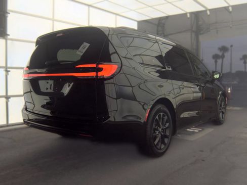 Used 2021 Chrysler Pacifica Touring-L w/ S Appearance Package FWD image 2