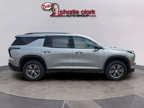 Used 2025 Chevrolet Traverse LT FWD image 7