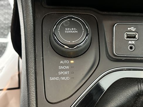 Used 2019 Jeep Cherokee Overland w/ Technology Group image 26