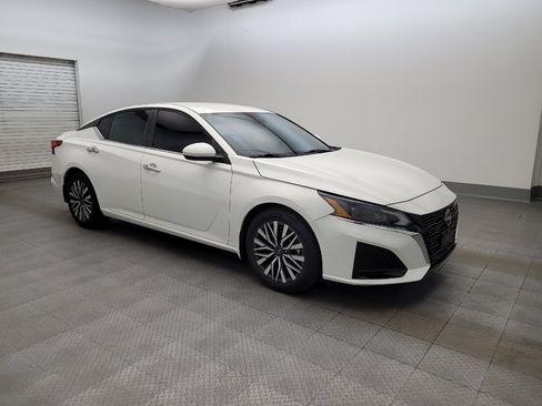 Used 2023 Nissan Altima 2.5 SV FWD image 11