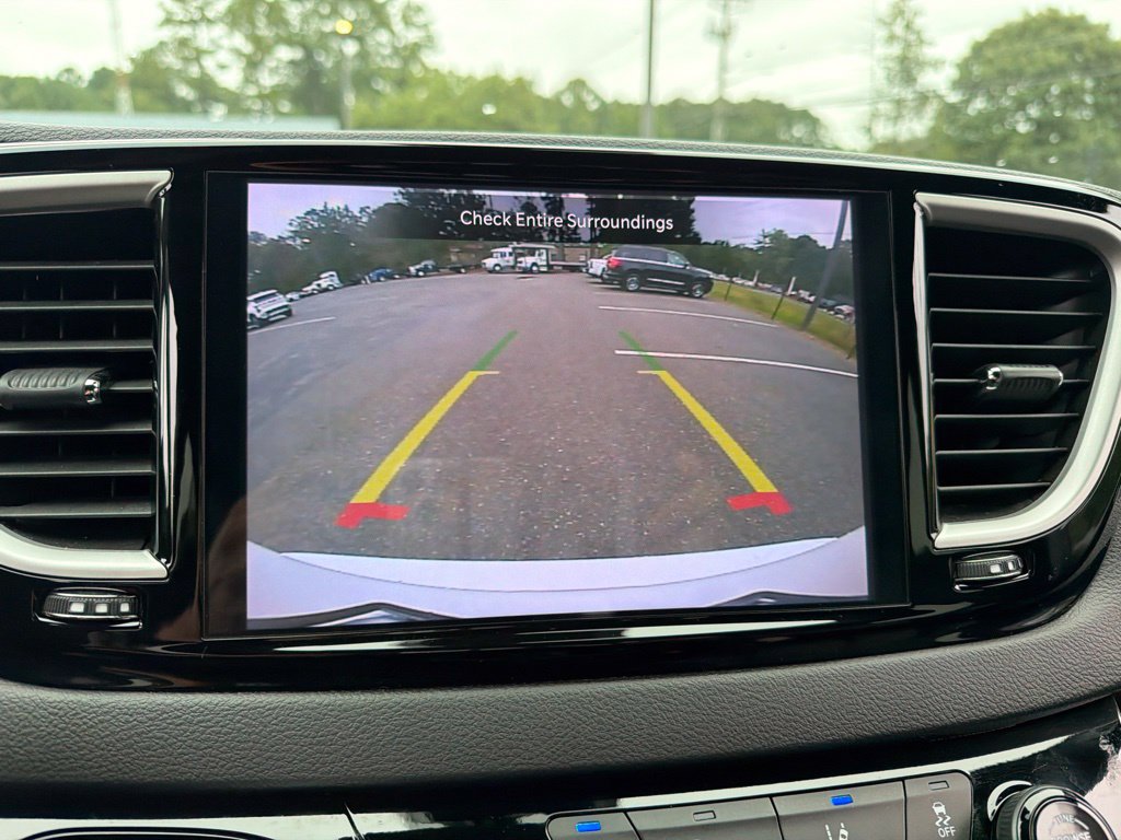 Used 2025 Chrysler Pacifica Select FWD image 11