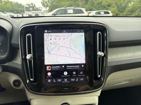 Certified 2023 Volvo XC40 B5 Plus AWD/4WD image 24