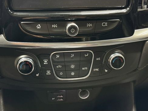 Used 2020 Chevrolet Traverse LT w/ LT Premium Package image 16