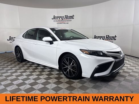 Used 2023 Toyota Camry SE image 4