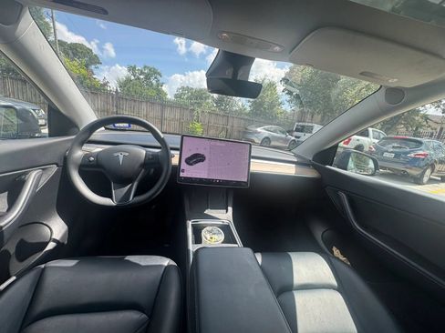 Used 2022 Tesla Model Y Long Range AWD/4WD image 2