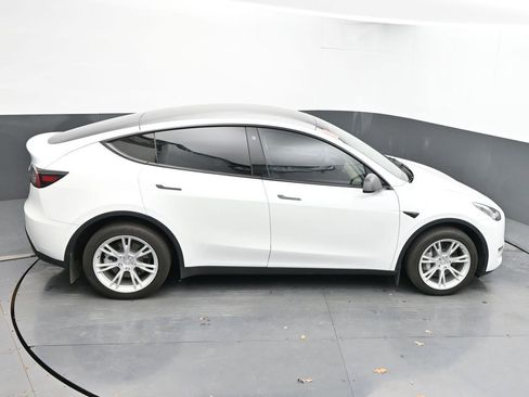 Used 2022 Tesla Model Y Long Range image 41