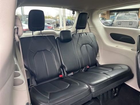Used 2024 Chrysler Pacifica Touring-L image 26