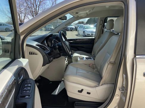 Used 2016 Chrysler Town & Country Touring w/ Driver Convenience Group FWD image 10