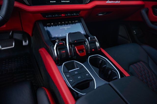 Used 2025 Lamborghini Urus SE AWD/4WD image 25