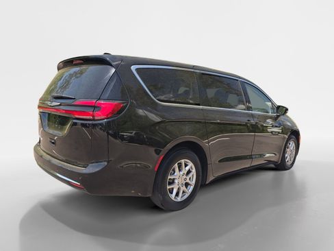 Used 2024 Chrysler Pacifica Touring-L image 5