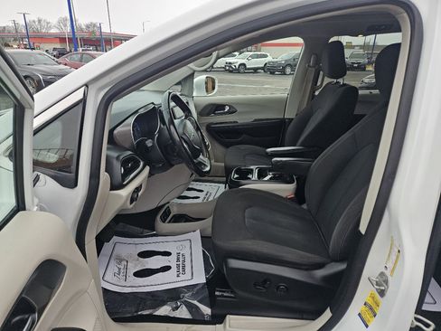 Used 2020 Chrysler Pacifica Touring w/ Cold Weather Group image 19