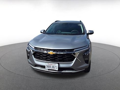 Used 2025 Chevrolet Trax LT image 2