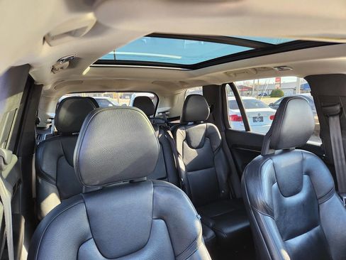 Used 2017 Volvo XC90 T6 Momentum w/ Vision Package image 13