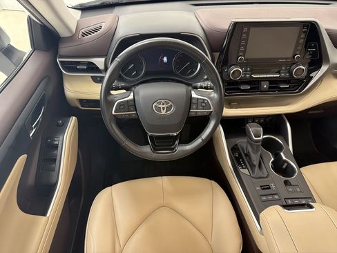 Used 2020 Toyota Highlander XLE AWD/4WD image 28