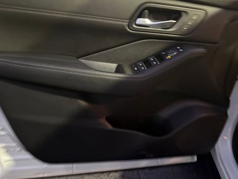 Used 2025 Nissan Rogue SL w/ SL Premium Package image 12