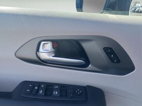 Used 2024 Chrysler Pacifica Touring-L image 11