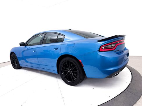 Used 2018 Dodge Charger SXT w/ Blacktop Package RWD image 9