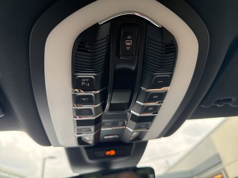 Used 2025 Porsche Macan image 49