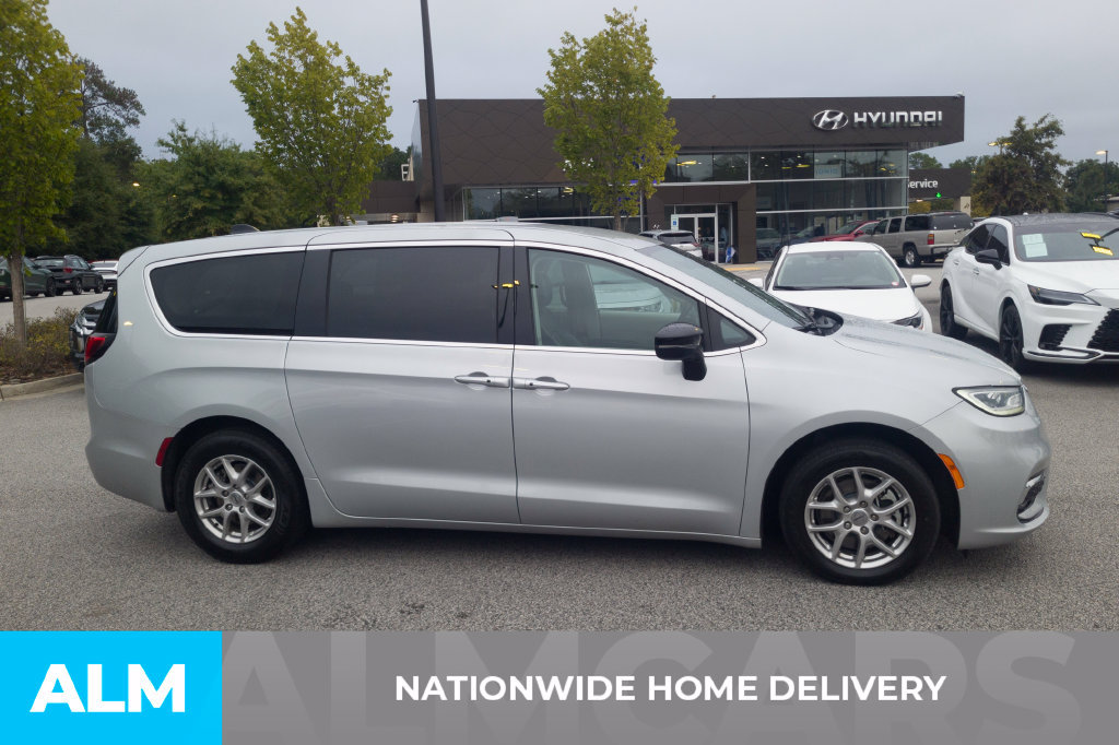 Used 2024 Chrysler Pacifica Touring-L FWD image 4