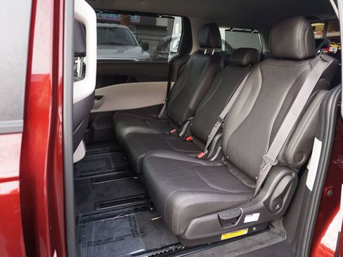 Used 2022 Kia Carnival EX image 21