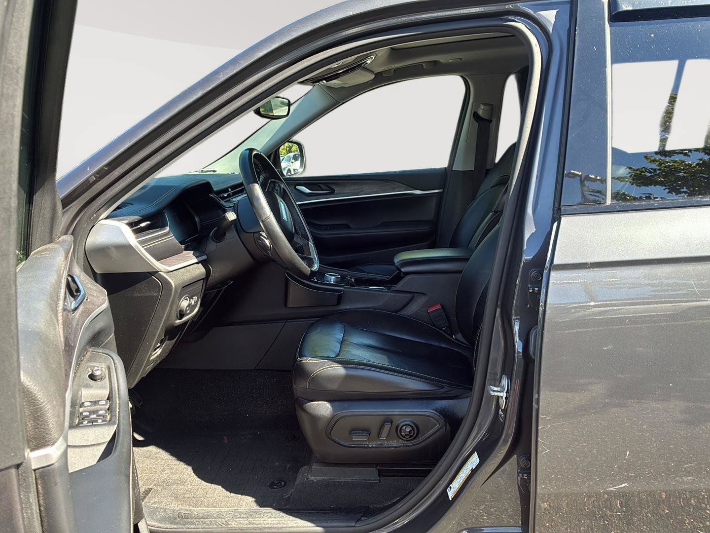 Used 2021 Jeep Grand Cherokee L Limited AWD/4WD image 24
