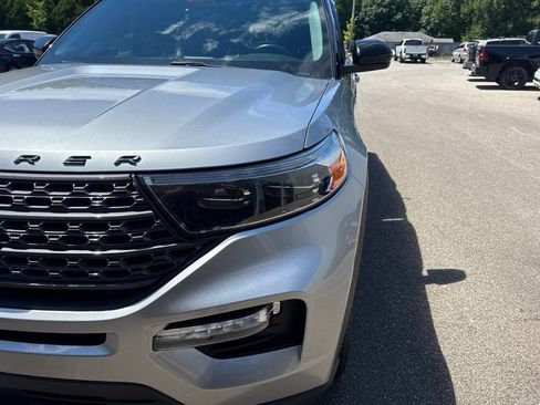 Used 2022 Ford Explorer XLT w/ Equipment Group 202A AWD/4WD image 11