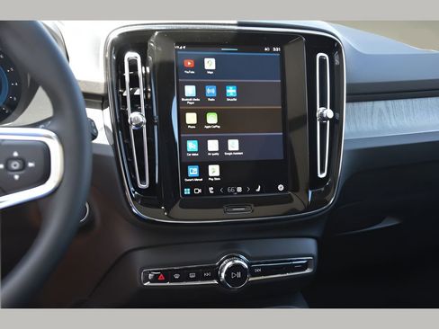 Certified 2025 Volvo XC40 B5 Ultra w/ Protection Package Premier AWD/4WD image 18