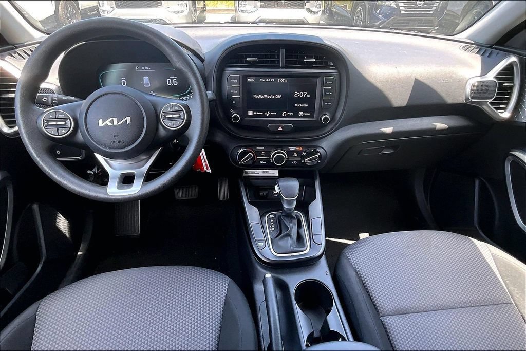 Used 2025 Kia Soul LX w/ LX Technology Package FWD image 7