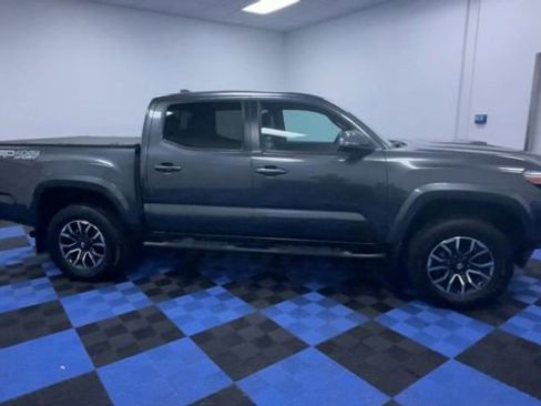 Used 2022 Toyota Tacoma TRD Sport w/ TRD Premium Sport Package image 9