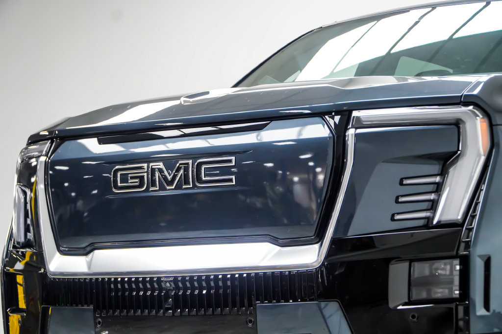 Used 2025 GMC Sierra EV Denali AWD/4WD image 2