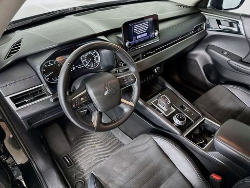 Used 2023 Mitsubishi Outlander SE FWD image 2