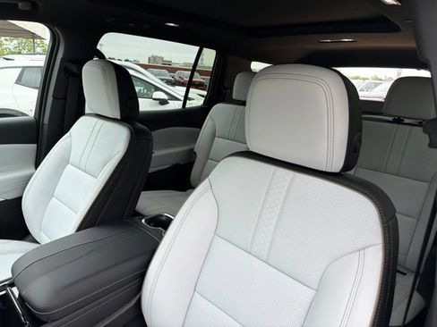 New 2026 Chevrolet Traverse High Country w/ LPO, Floor Liner Package AWD/4WD image 10