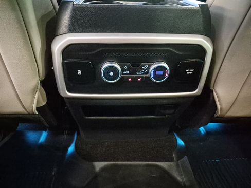 Used 2022 Ford Expedition Limited image 20
