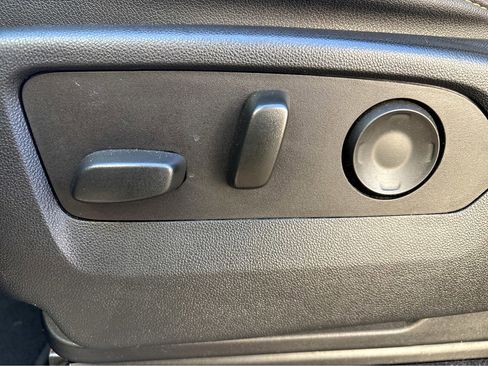 Used 2023 Chevrolet Suburban Premier image 23