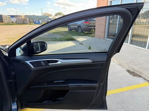 Used 2020 Ford Fusion SE image 33