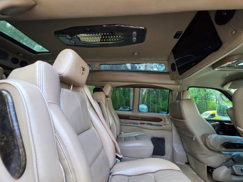 Used 2018 GMC Savana 2500 Extended w/ Enhanced Convenience Package image 31