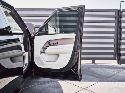 Used 2024 Land Rover Range Rover Long Wheelbase SE image 20