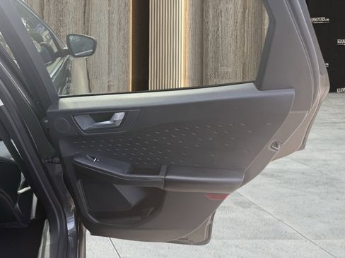 Used 2020 Ford Escape Titanium image 40