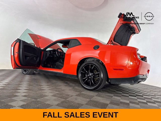 Used 2016 Dodge Challenger SXT w/ Blacktop Package RWD image 31