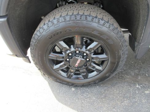 Certified 2025 GMC Sierra 2500 AT4 w/ AT4 Premium Plus Package AWD/4WD image 17