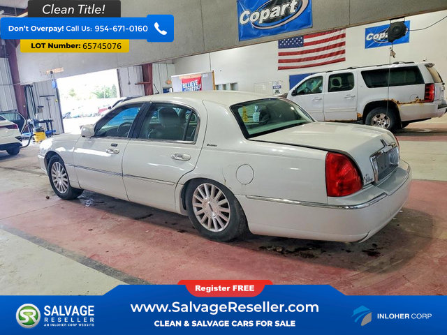 Used 2003 Lincoln Town Car Executive RWD image 3