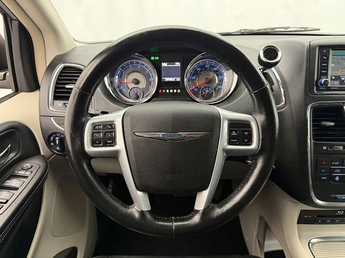 Used 2013 Chrysler Town & Country Touring-L w/ Driver Convenience Group FWD image 11