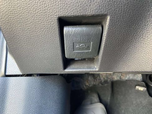Used 2025 Toyota Corolla Cross AWD Hybrid w/ Convenience Package image 31