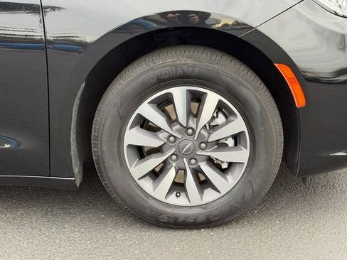 Used 2024 Chrysler Pacifica Select image 10