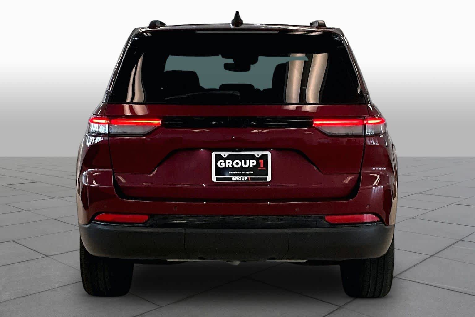 Used 2023 Jeep Grand Cherokee Altitude RWD image 4