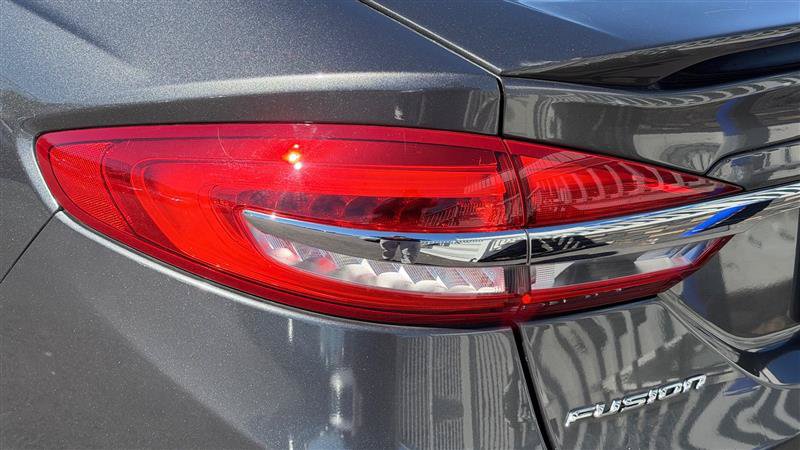 Used 2018 Ford Fusion SE w/ Equipment Group 201A FWD image 13