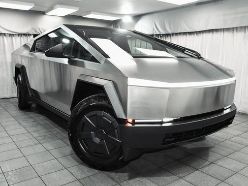 Used 2025 Tesla Cybertruck AWD Crew Cab image 3