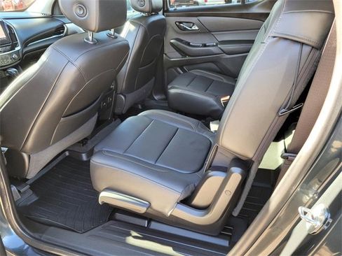 Used 2021 Chevrolet Traverse RS image 3