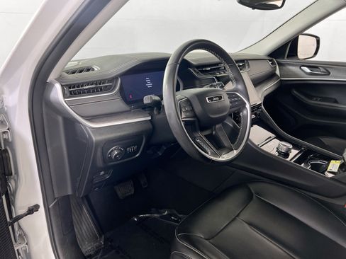 Used 2023 Jeep Grand Cherokee Limited w/ Black Appearance Package AWD/4WD image 9